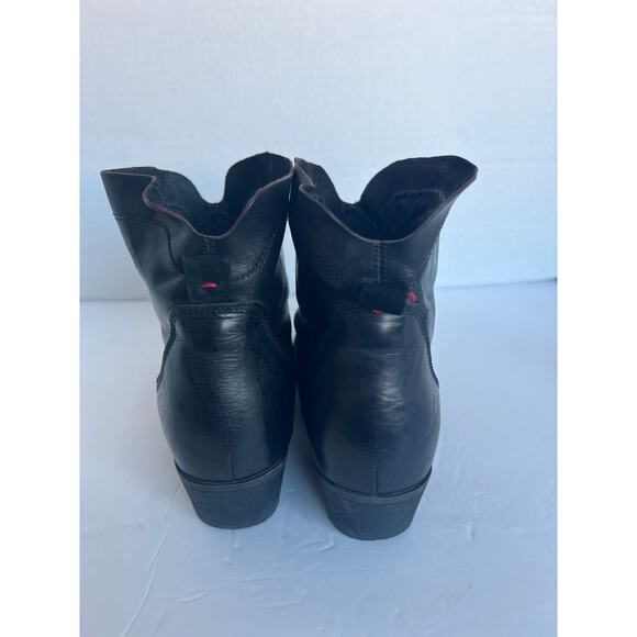 LEVIS Black Leather Almond Toe Pull On Chunky Heel Logo Ankle Bootie Boots 7.5 - Picture 7 of 12